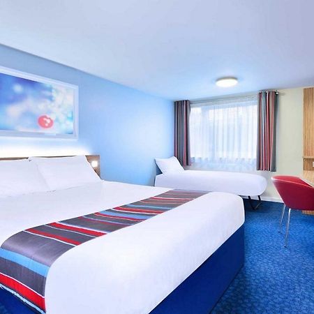 Travelodge London Raynes Park Exterior foto