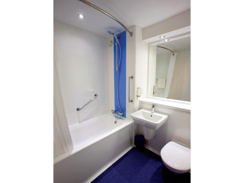 Travelodge London Raynes Park Exterior foto